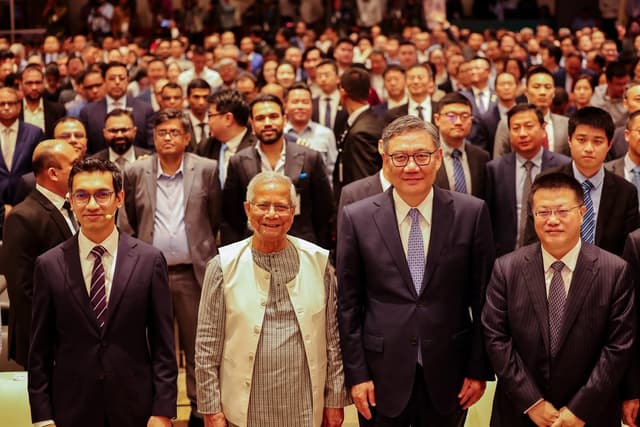উৎপাদন হাব হিসেবে বাংলাদেশ গড়তে চীনের ব্যবসায়ীদের প্রতি প্রধান উপদেষ্টার আবেদন