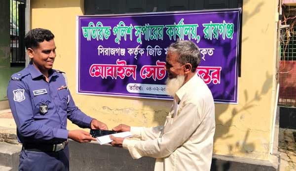 রায়গঞ্জে হারিয়ে যাওয়া ১২টি মোবাইল ফিরে পেলেন প্রকৃত মালিকরা