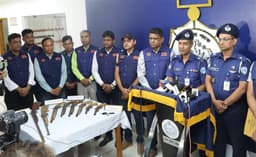 চট্টগ্রামে শ্বাসরুদ্ধকর অভিযানে দেশীয় অস্ত্রসহ আটক ২