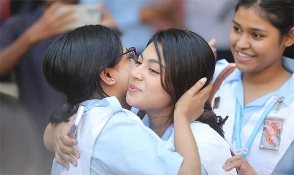 এইচএসসিতে পাসের হারে এগিয়ে ছাত্রীরা, জিপিএ-৫-এ ছাত্ররা