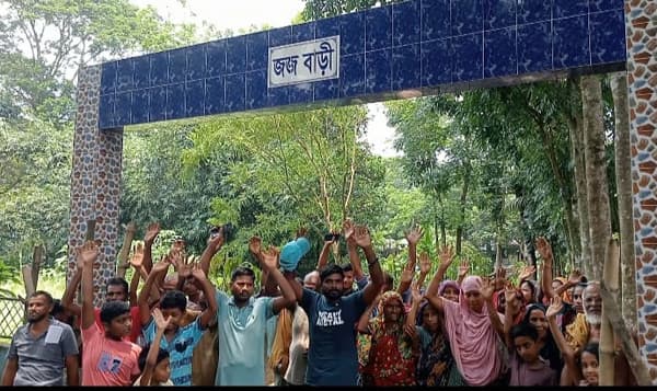 কালকিনিতে গ্রামবাসীর জমিতে রাস্তা, ক্ষোভে ফুঁসছে জনতা!