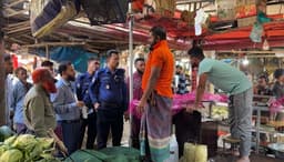 হিলি বাজারে পণ্য তদারকি: ছয় প্রতিষ্ঠানকে জরিমানা