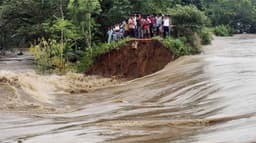 সাত জেলায় বন্যার পূর্বাভাস, বাড়ছে নদীর পানি 