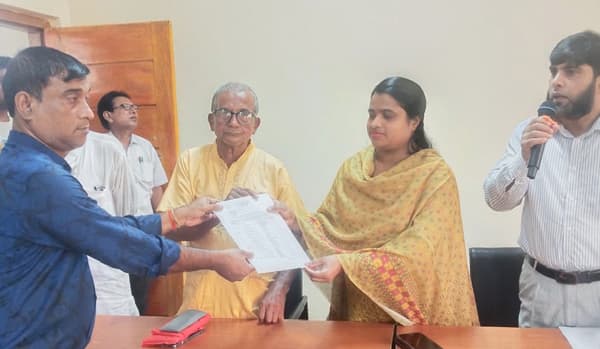 পাঁচবিবিতে পুজা কমিটির মাঝে চাল বিতরণ 