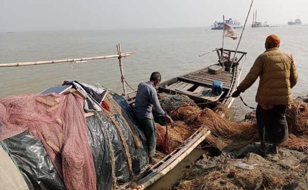 নদীতে নামার প্রস্তুতি জেলেদের, উৎসবের আমেজ নদীপারে