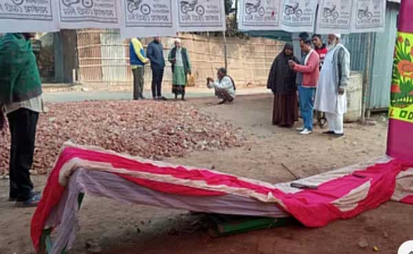 নওগাঁ-৬: নির্বাচনী ক্যাম্প ভাঙচুরের অভিযোগ