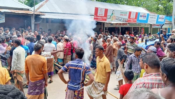 কৃষকের ভিড়ে সার না দিয়ে সটকে গেলেন ডিলার, সড়ক অবরোধ 