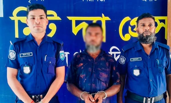 হাকিমপুরে পুলিশের অভিযানে মাদক মামলায় ওয়ারেন্ট ভূক্ত আসামি গ্রেফতার