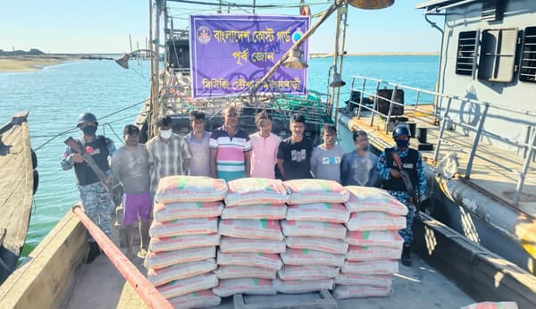 মিয়ানমারে পাচারকালে সিমেন্টসহ ৮ পাচারকারী আটক