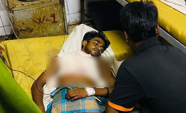 চিকিৎসা না দিয়ে উল্টো ছুরিকাঘাত চিকিৎসকের! আহত কলেজছাত্র