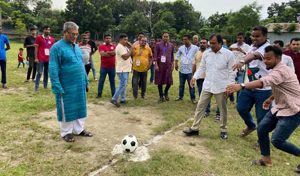 গোয়ালন্দে আরাফাত রহমান কোকো স্মৃতি ফুটবল টুর্নামেন্টের উদ্বোধন