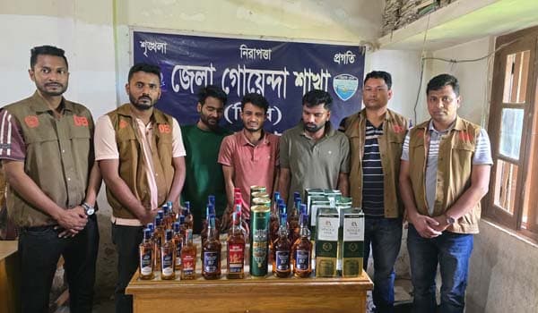 শয়ন কক্ষে মদের আস্তানা, ৩৯ বোতল বিদেশি মদসহ গ্রেপ্তার ৩