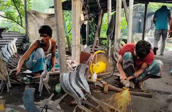 কামারপল্লির টুং টাং শব্দে দেবীদ্বারে ঈদের বার্তা