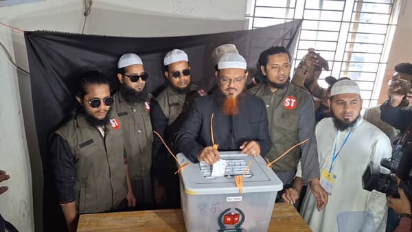 বরিশালে কঠোর নিরাপত্তায় শান্তিপূর্ণ ভোটগ্রহণ চলছে