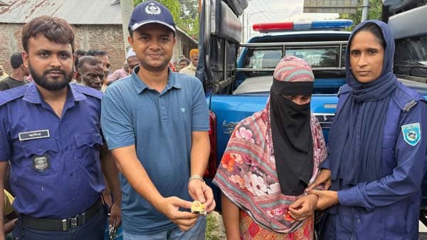 ভূরুঙ্গামারীতে পোল্ট্রি দোকানের আড়ালে মাদক বিক্রি, ইয়াবাসহ নারী গ্রেপ্তার