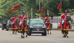 গ্র্যান্ড গার্ড অব অনারে দায়িত্ব নিলেন ভারপ্রাপ্ত রাষ্ট্রপতি