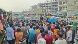 অটোরিকশা বন্ধের হুঁশিয়ারিতে মোহাম্মদপুরে চালকদের সড়ক অবরোধ