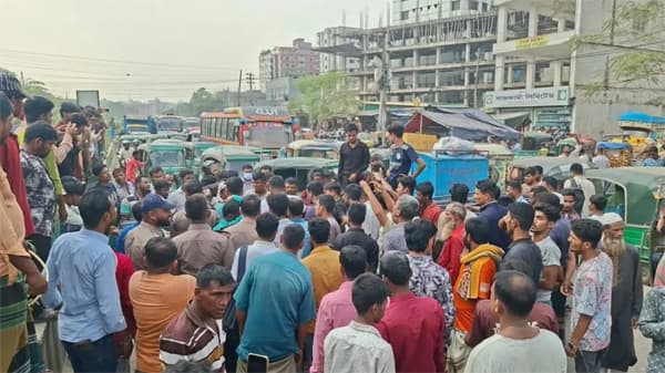 অটোরিকশা বন্ধের হুঁশিয়ারিতে মোহাম্মদপুরে চালকদের সড়ক অবরোধ
