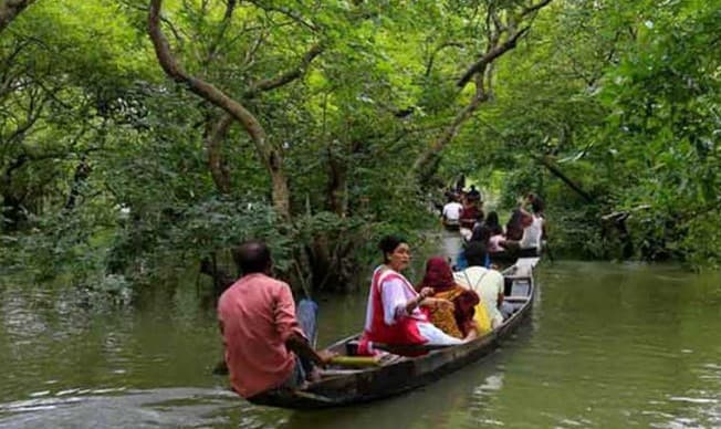 টাঙ্গুয়ার হাওরে পর্যটকদের অবাধ আচরণে হুমকির মুখে জীববৈচিত্র্য