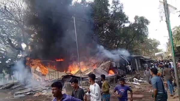 নোয়াখালীতে গ্যাস সিলিন্ডার বিস্ফোরেণে ৮ দোকান পুড়ে ছাই 