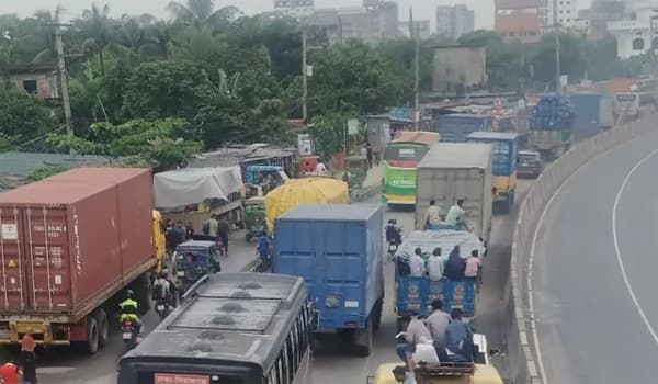 ঢাকা-টাঙ্গাইল মহাসড়কে তীব্র যানজট, ঘরমুখো মানুষের দুর্ভোগ
