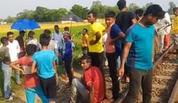 বাংলাবান্ধা এক্সপ্রেস ট্রেনে কাটা পড়ে বাবার মৃত্যু, আহত শিশু সন্তান