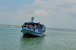 লঞ্চ চলাচল আবার স্বাভাবিক, ৪৬ ঘণ্টা বন্ধ থাকার পর ফেরি শুরু