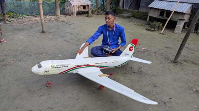 রাজবাড়ীর বালিয়াকান্দিতে চার দিনে বিমান তৈরি করল স্কুলছাত্র রাহুল