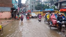 বরিশালে রেকর্ড বৃষ্টি, সড়কে নদীর স্রোতে স্থবির জনজীবন