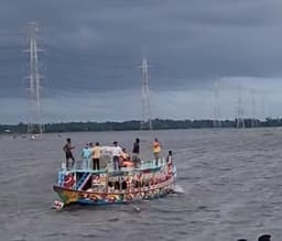 কালিয়াকৈরে নৌকা ডুবির ঘটনায় এক যুবকের মৃত্যু, দুইজনের সন্ধানে উদ্ধার অভিযান চলছে