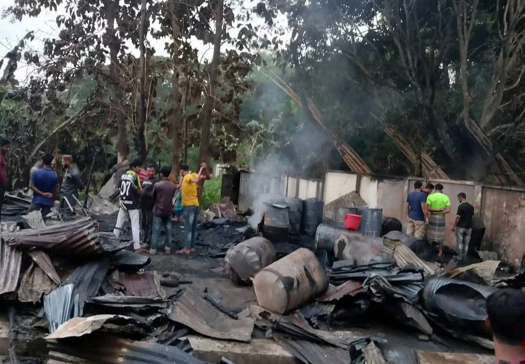 গুইমারায় ভয়াবহ অগ্নিকাণ্ডে ১৯টি দোকান পুড়ে ছাই