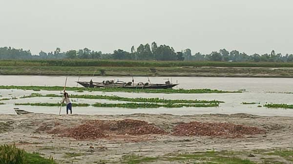দুধকুমার নদে অবৈধ বালু উত্তোলনে তীররক্ষা বাঁধ ঝুঁকিতে