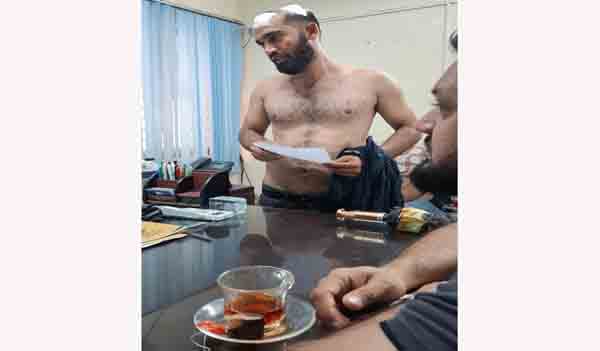 চট্টগ্রাম রুটে অতিরিক্ত ভাড়া: প্রতিবাদ করায় যাত্রীর মাথা ফাটাল কাউন্টারম্যান