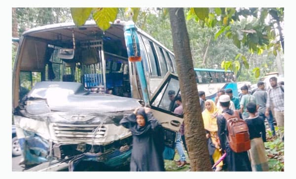চকরিয়ায় বাস-মাইক্রোবাস সংঘর্ষে কুমিল্লার পাঁচ পর্যটক নিহত