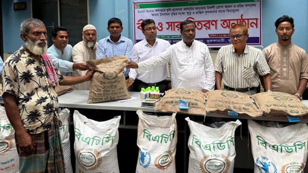 ভূরুঙ্গামারীতে ক্ষুদ্র ও প্রান্তিক কৃষকদের বিনামূল্যে সার ও বীজ বিতরণ