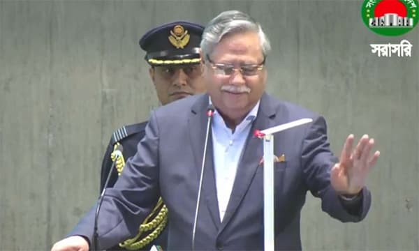 প্ল্যাকার্ড হাতে প্রতিবাদ, রাষ্ট্রপতির ভাষণের মাঝেই ওয়াকআউট বিরোধীদের