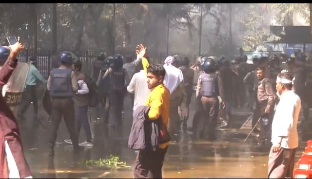 সরকারি কর্মচারীদের যমুনা ঘেরাও, পুলিশের জলকামান