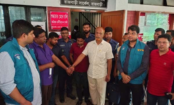 রাজবাড়ী বিআরটিএ দালালচক্রে দুদকের হানা, আটক ৪