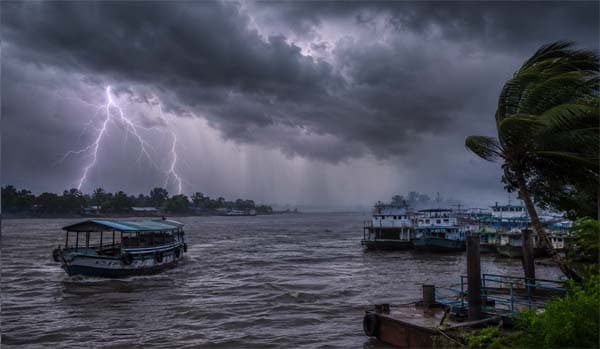 দুপুরের আগেই সতেরো জেলায় ঝড়বৃষ্টির সতর্কতা জারি