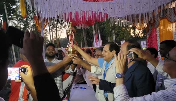 উলিপুরে শহীদ রায়হান ফুটবল টুর্নামেন্টের ফাইনালে উলিপুর লালদল চ্যাম্পিয়ন