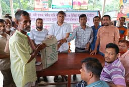 দেবগ্রামে নদীভাঙনে ক্ষতিগ্রস্তদের মাঝে শুকনো খাদ্যসামগ্রী বিতরণ