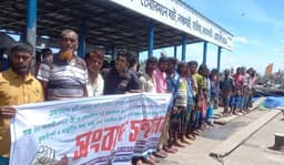 হাতিয়ার ঘাটে শ্রমিকদের কাজে প্রতিবন্ধকতা সৃষ্টির অভিযোগ