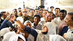শিক্ষার্থীদের সঙ্গে সংসদে মধ্যাহ্নভোজে প্রধানমন্ত্রী