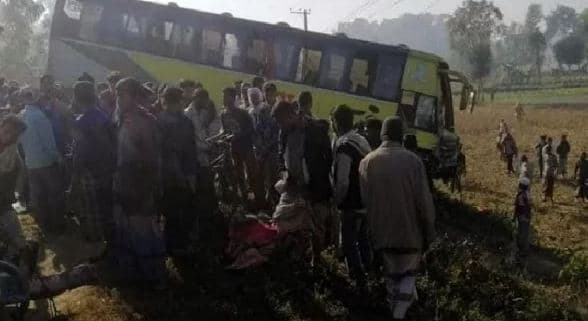 কক্সবাজার চকরিয়া বাসের সঙ্গে পিকআপের মুখোমুখি সংঘর্ষে নিহত দুই