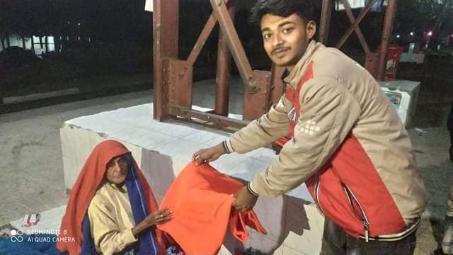 লালপুরে ছিন্নমূল শীতার্ত মানুষের পাশে দাঁড়াল স্বপ্ন কল্যাণ সংস্থা