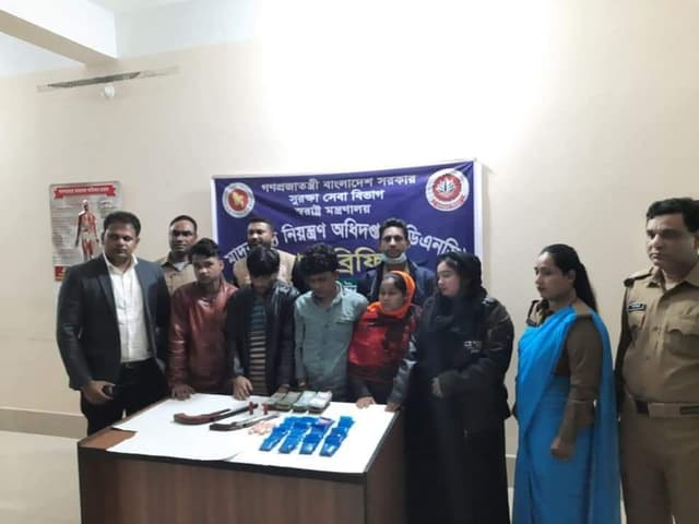 টেকনাফে অস্ত্র, নগদ টাকা ও ইয়াবাসহ ৫ মাদক কারবারী আটক
