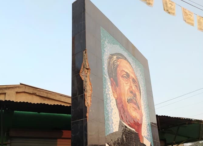 ইট দিয়ে বঙ্গবন্ধুর ম্যুরাল ভাঙল যুবক