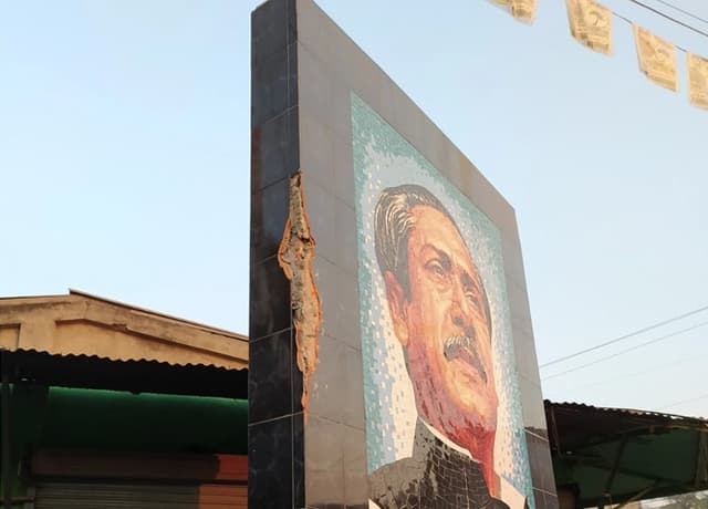 ইট দিয়ে বঙ্গবন্ধুর ম্যুরাল ভাঙল যুবক