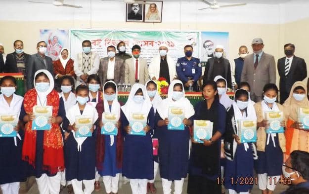 নেছারাবাদে বর্নিল সাজে বই উৎসব পালিত