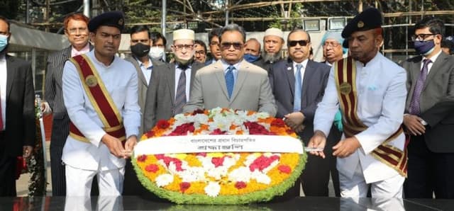 মৃত বঙ্গবন্ধু জীবিত বঙ্গবন্ধুর চেয়ে শক্তিশালী :প্রধান বিচারপতি